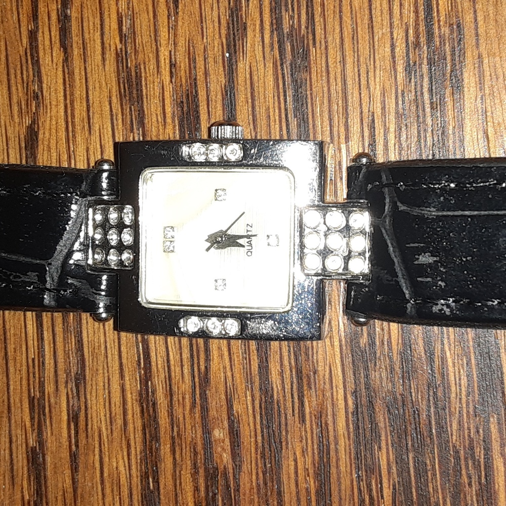 QUARTZ FEMALE WATCH NRMINT CONDITION
